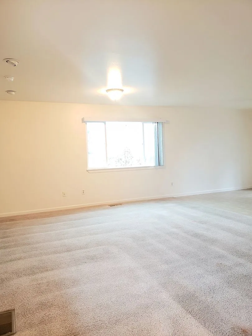 909 Gellatly St. — Photo 2