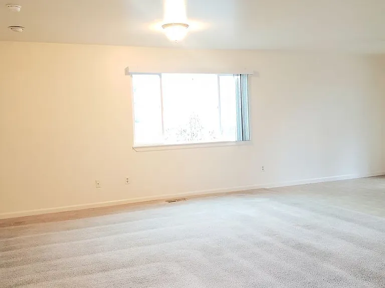 909 Gellatly St — Photo 2