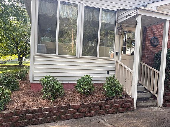 3rd image of 102 Armstrong Ct