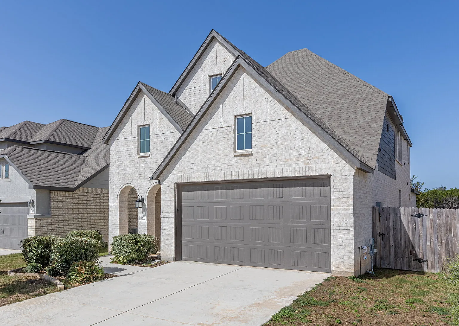 4 bed, 2.5 bath, 2340 sqft, $2,700 — Photo 2