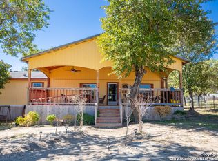 22715 Red Mountain Dr, Elmendorf, TX 78112