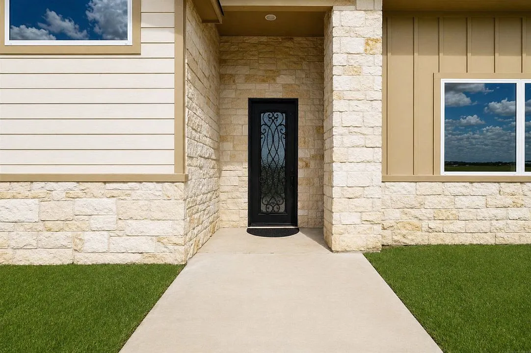 3 bed, 2418 sqft, $2,799 — Photo 3