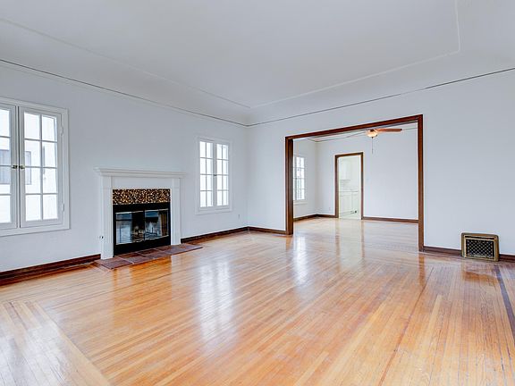 3rd image of 241 Roycroft Ave