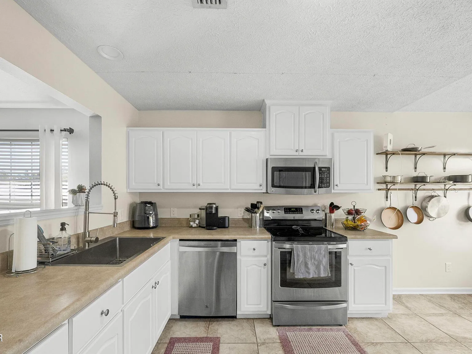 3 bed, 1572 sqft, $2,100 — Photo 3