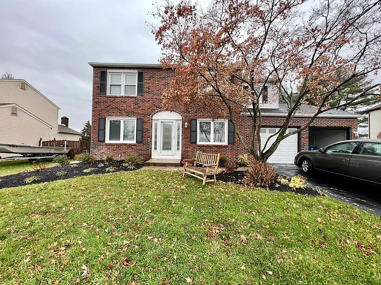 4233 Remo Crescent Rd — Photo 2