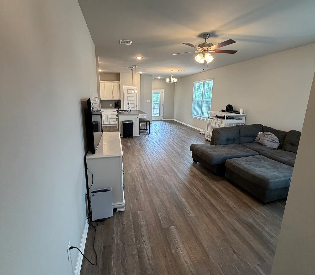 3 bed, 1313 sqft, $2,100 — Photo 1