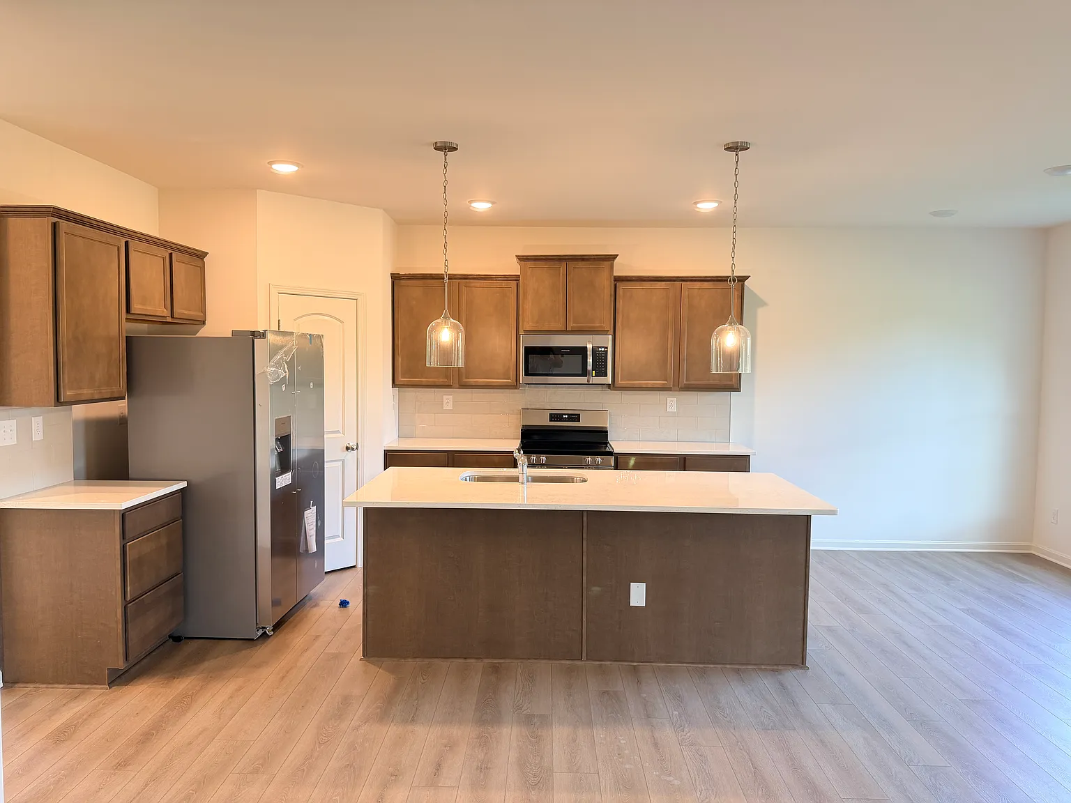 5 bed, 2457 sqft, $2,749 — Photo 4