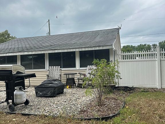 4th image of 8 Locust Dr