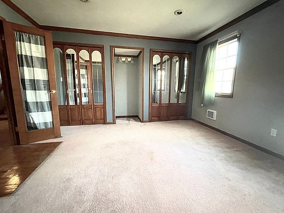 5th image of 2212 Camelot Dr