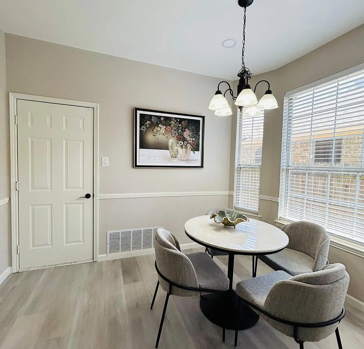 5 bed, 2.5 bath, 2159 sqft, $5,000 — Photo 2