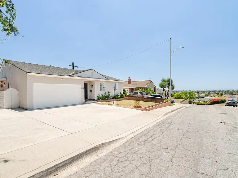 1850 Cliffhill Dr — Photo 1