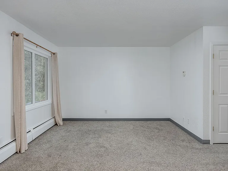 1421 Kent Ct — Photo 5