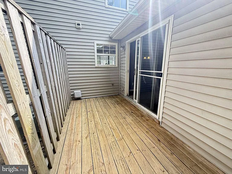301 Sutton Ct — Photo 18