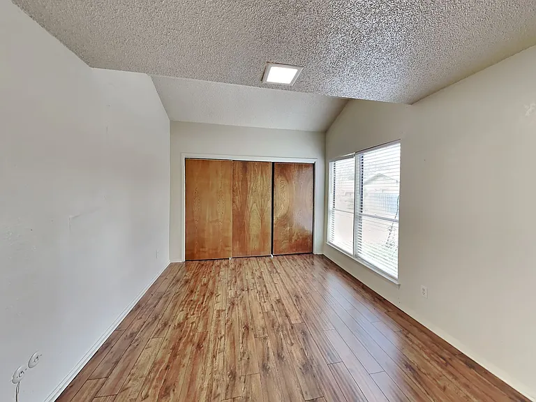 3413 W 5th St — Photo 10