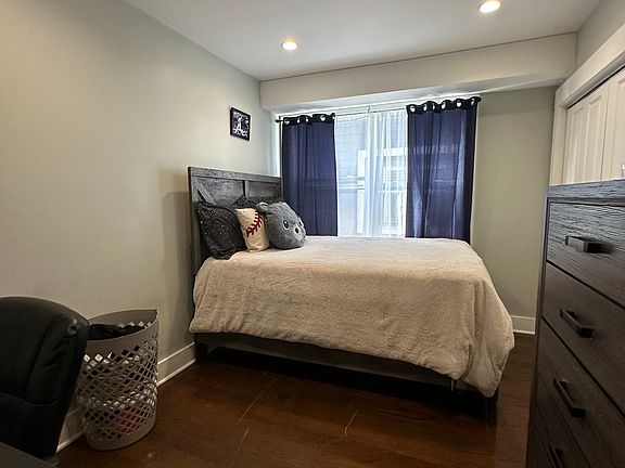 3rd image of 13 Ruthven St #2