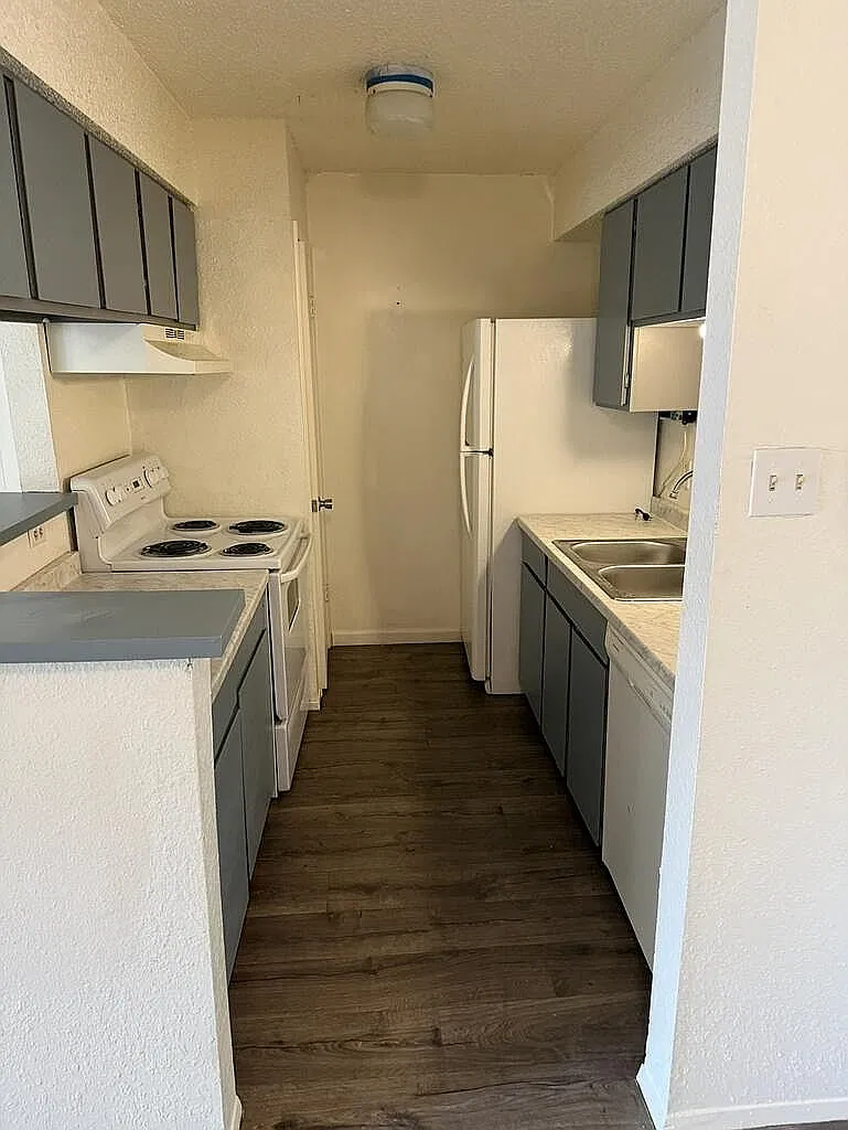2 bed, 846 sqft, $975 — Photo 2