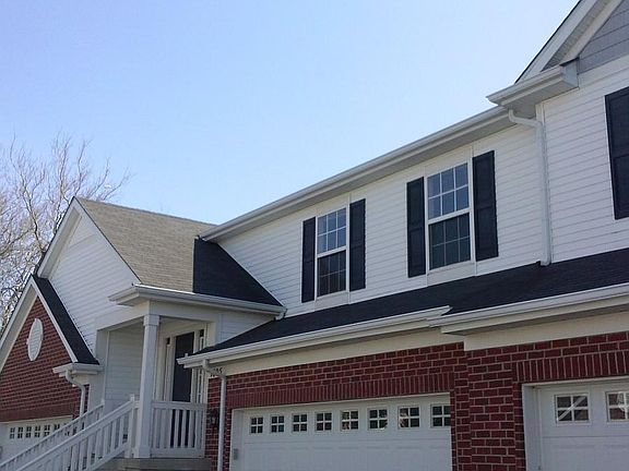 End unit 3 beds, 2 baths townhouse