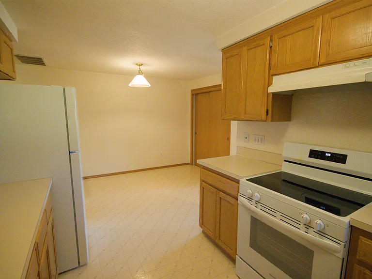 1819 Skyline Ct S — Photo 19