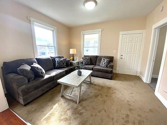 3rd image of 1012 W Grand Ave