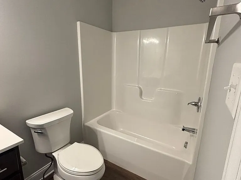 70 Hawthorne Dr — Photo 17