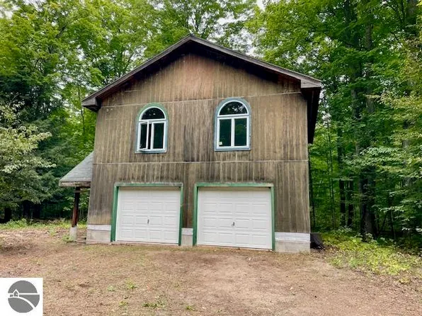 7532 Way Rd, Honor, MI 49640