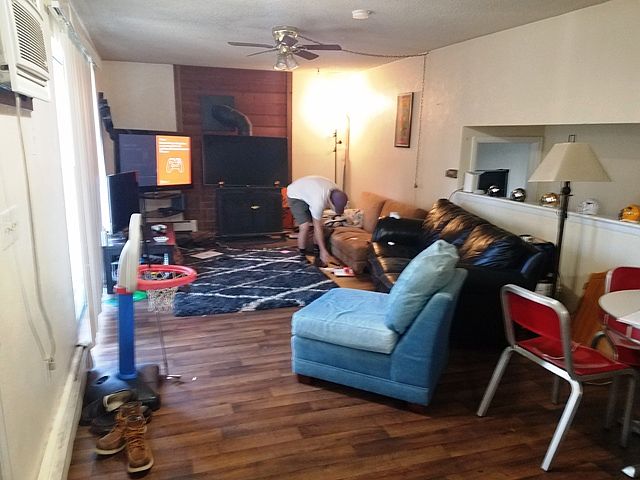 715 Marine #4 - living room