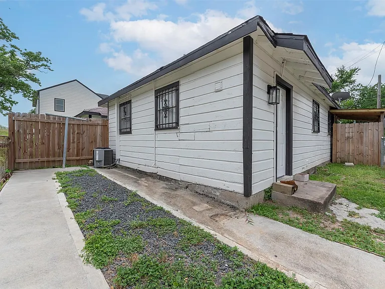 1209 Cabell St — Photo 1