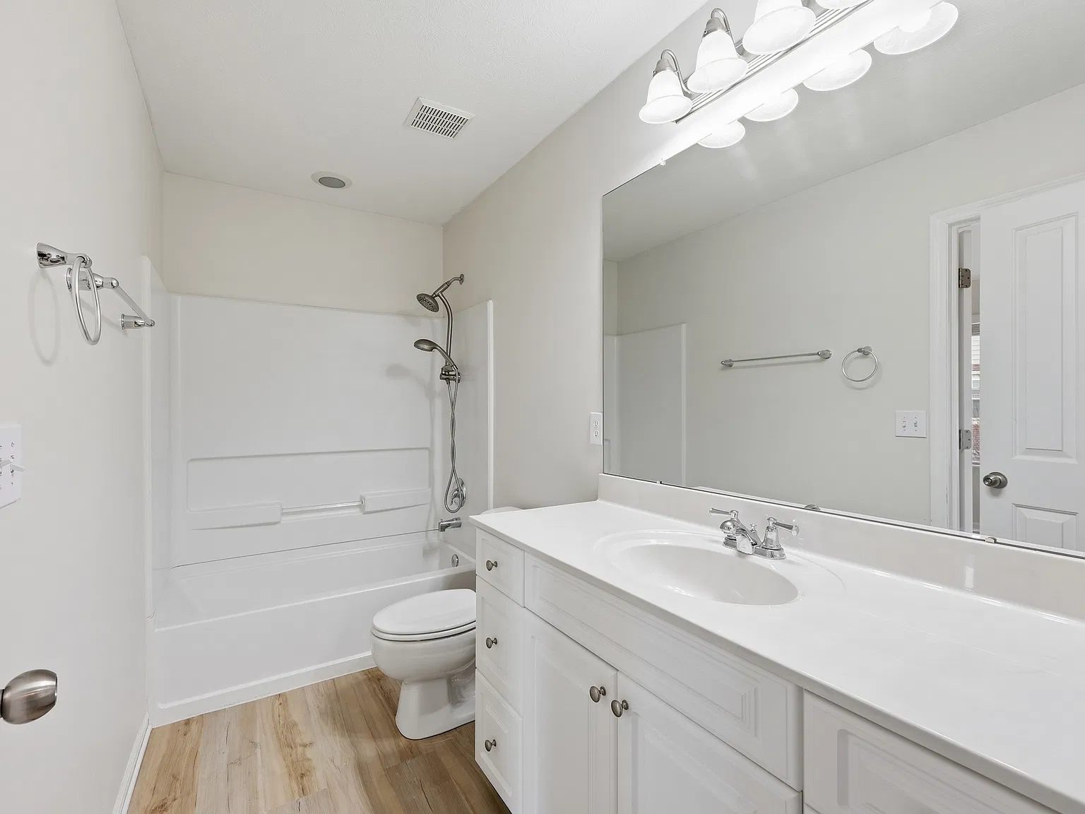 3 bed, 1504 sqft, $2,000 — Photo 2
