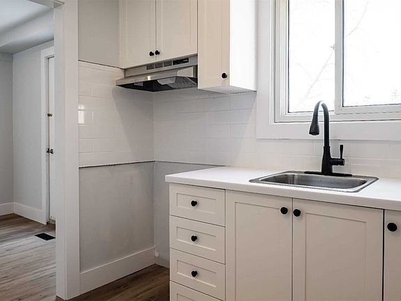 3rd image of 145 Burbank Cres