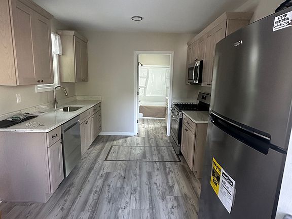 5th image of 10 Lakeville Ct