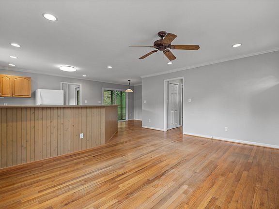 5th image of 914 Dartmouth St