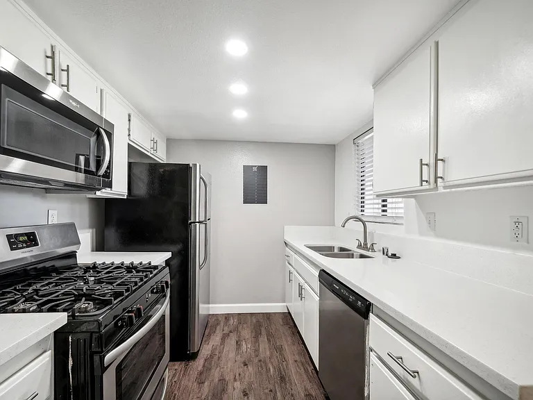 Acacia Park Apartments — Photo 20