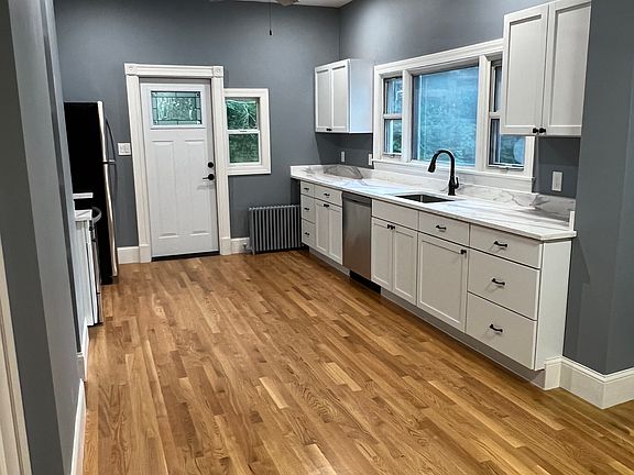 Eat-in kitchen with granite countertops and stainless steel appliances.