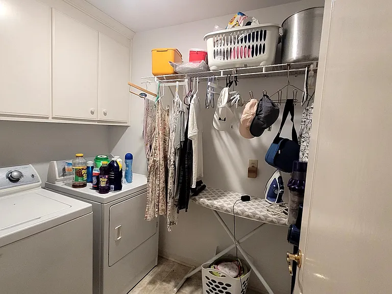 Utility Room, W/D Stays.