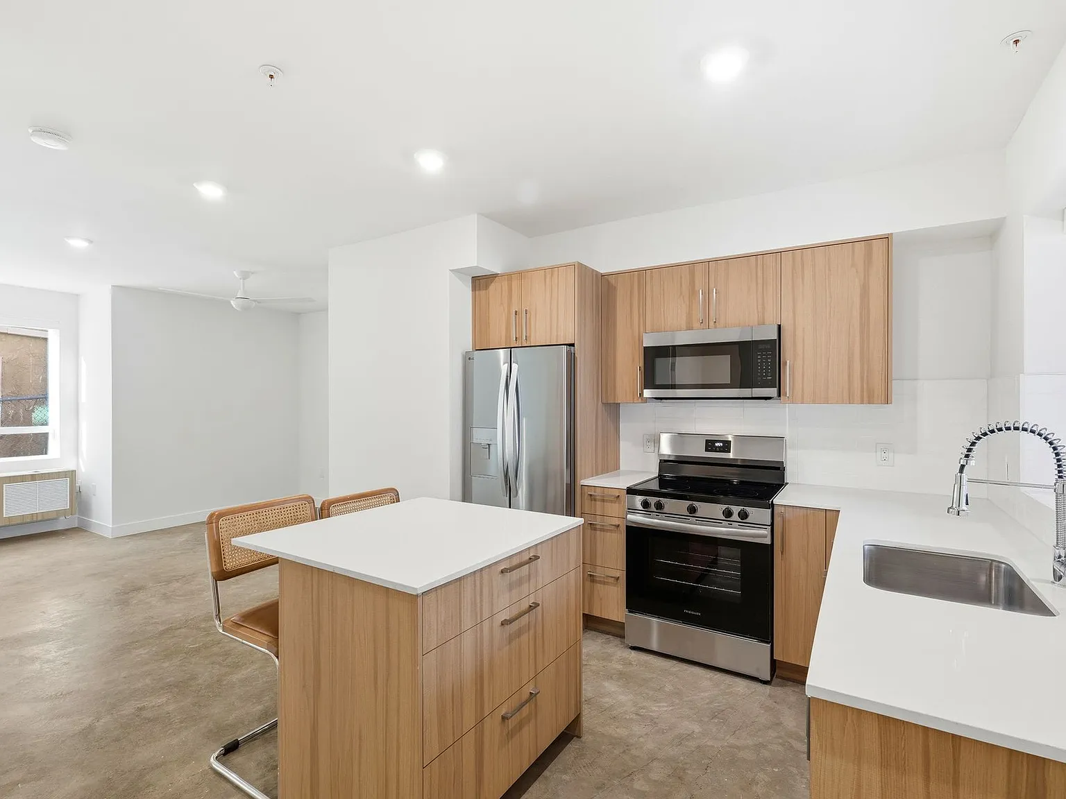 Coral Designer Studio Community Living — Photo 3