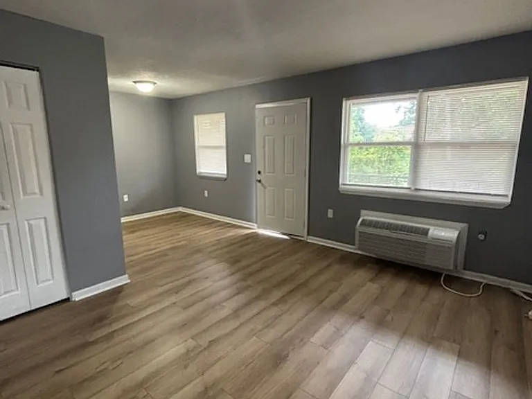 433 Woodcreek Dr — Photo 5