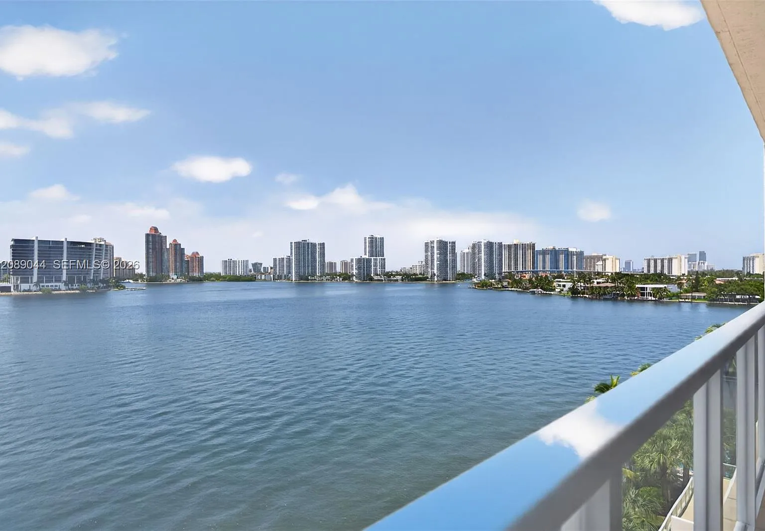 Marina Bay Club Condo Hot — Photo 1
