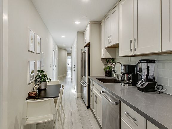 5th image of 1454 S Van Ness Ave APT 2