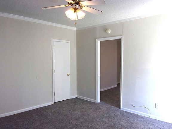 3rd image of 526 Leslie St