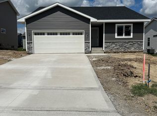 901 Knoll Dr, Norwalk, IA 50211
