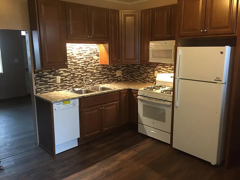 728 E Chestnut St — Photo 1