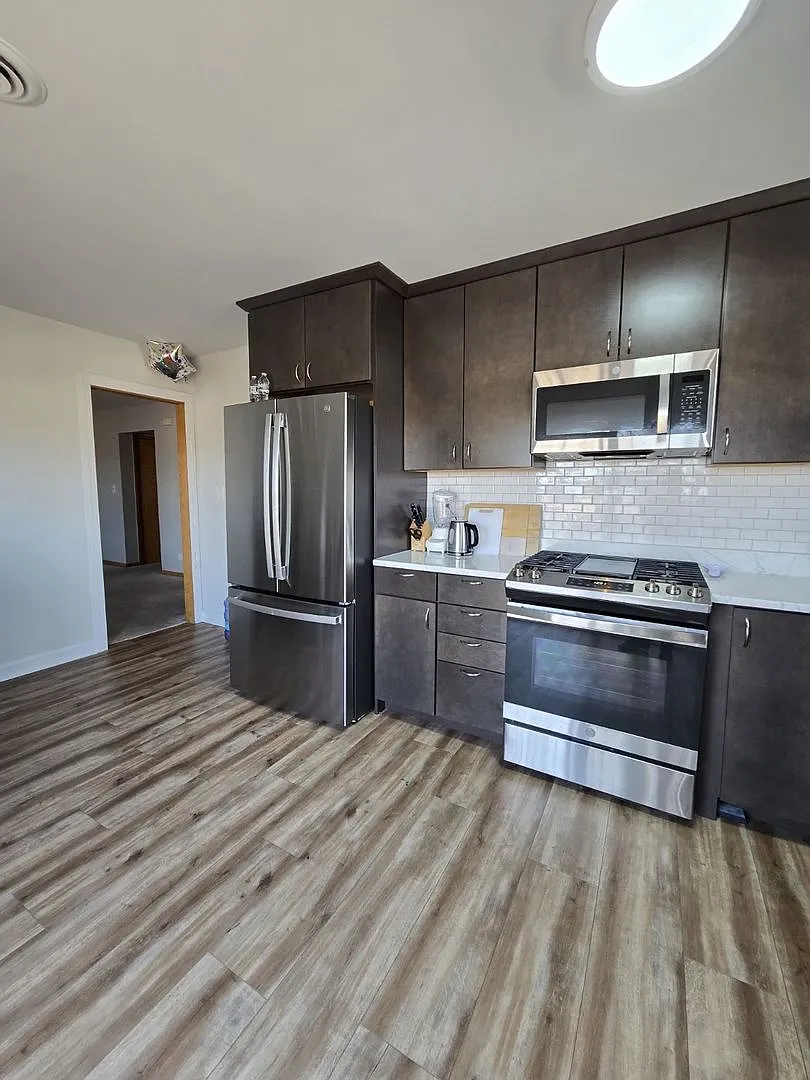 2 bed, 800 sqft, $2,100 — Photo 2