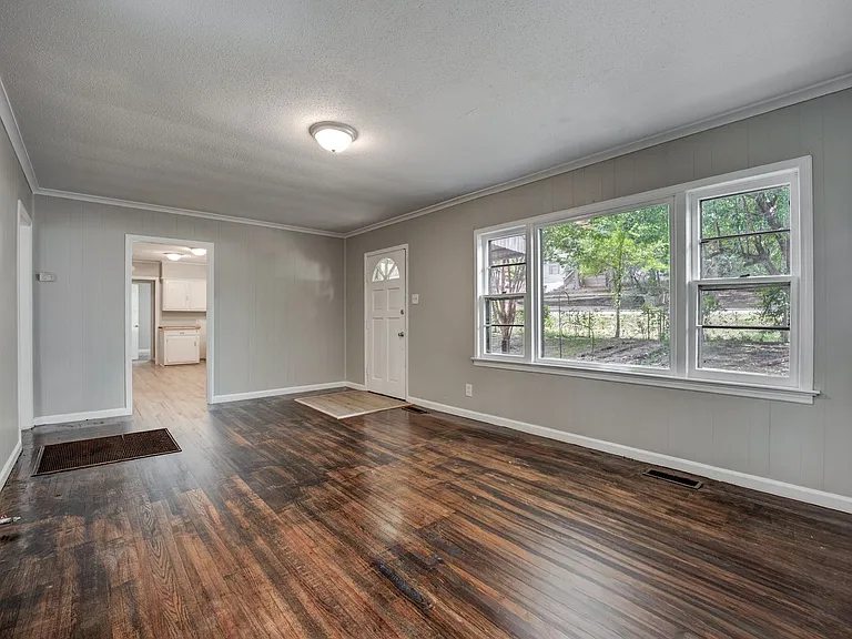 2823 Independence St — Photo 3