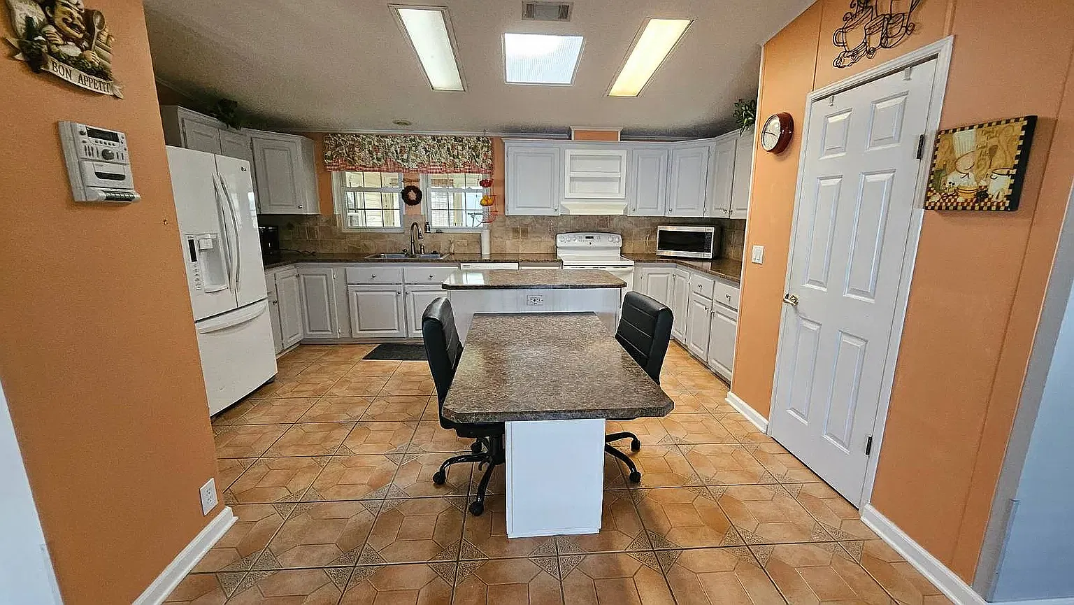 3 bed, 1998 sqft, $2,500 — Photo 2