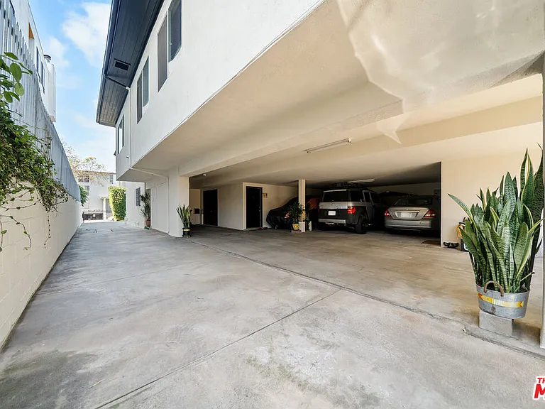 320 Westminster Ave — Photo 33