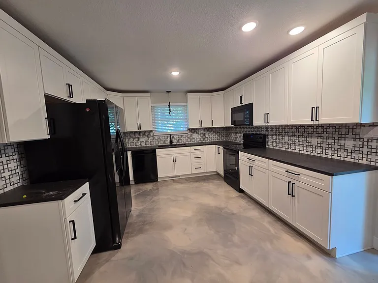 2301 Grant Ln — Photo 12