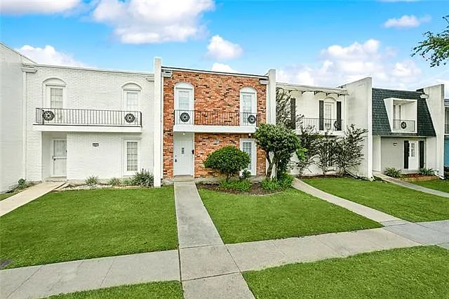 3 bed, 2.5 bath, 2200 sqft, $2,000 — Photo 1