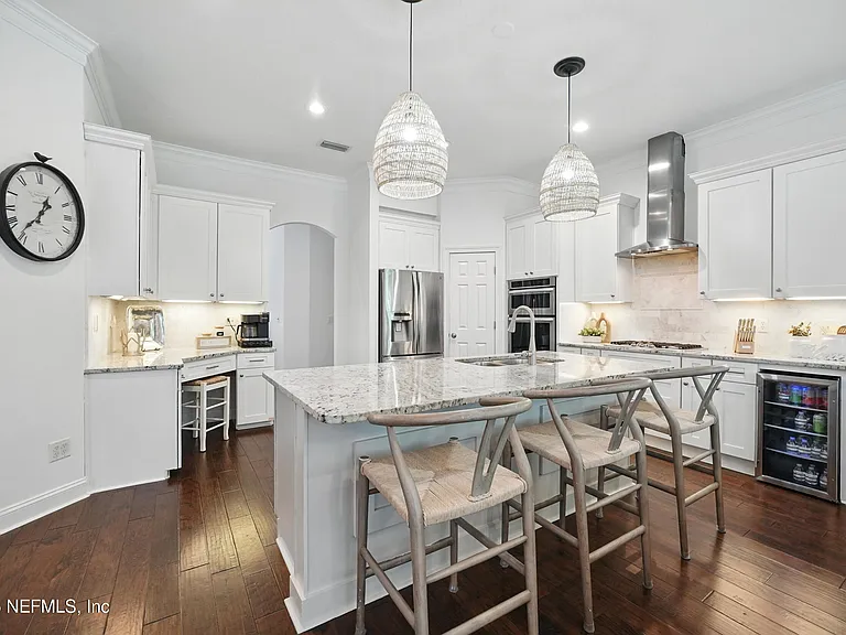 150A N Roscoe Blvd — Photo 17