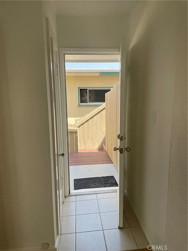 3 bed, 1.5 bath, 1100 sqft, $4,900 — Photo 3