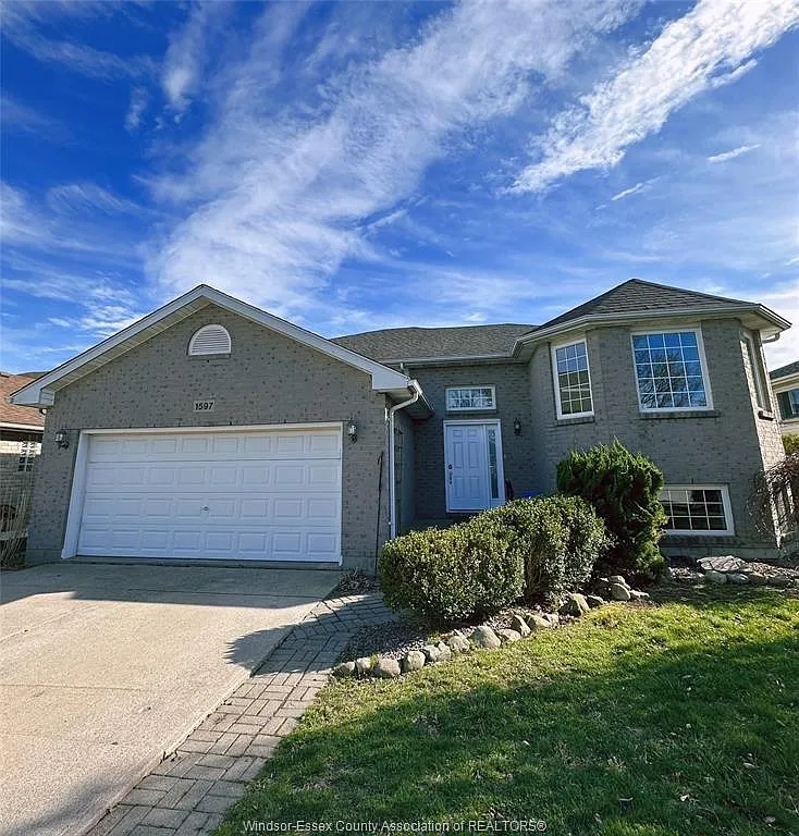 5 bed, $3,195 — Photo 1